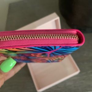 Multi color change wallet